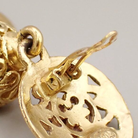 CHANEL CC Paisley Motif Drop Earrings 95P Clip-On Gold-Plated Vintage - Picture 7 of 15